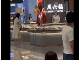 【動画】中国人女性、24万元のネックレスが欲しいと母親におねだりするも渋られて大暴れｗｗｗｗ