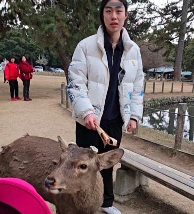 【こいつが犯人】韓国人観光客、神の使いとされる奈良の鹿にゴミや唐辛子などを食べさせ鹿が痙攣嘔吐