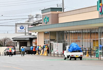 【秋田県】熊のスーパー立て籠もり、男が1人負傷で現在も攻防続く「入口付近に罠を設置した」催涙ガスとかないのかよ(´･_･`)