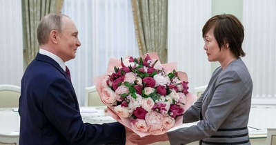 【速報】安倍昭恵さん、プーチン大統領と面会が異例ずくし 豪華すぎる花束手渡し「プーチンの安部氏を想う言葉に涙」「プーチン専用車で劇場まで送迎」 【速報】安倍昭恵さん、プーチン大統領と面会が異例ずくし 豪華すぎる花束手渡し「プーチンの安部氏を想う言葉に涙」「プーチン専用車で劇場まで送迎」