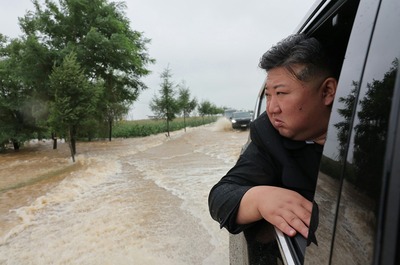 【画像】金正恩、水害翌日に愛車のレクサスLXで現場へ急行　無能な高官を叱責「ばか」