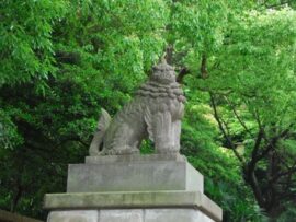 【速報】今度は靖国神社の狛犬に貼り紙「中国語で世界の人民に団結を呼びかける声明とお前らにメッセージ」