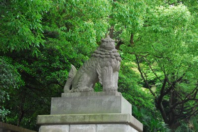 【速報】今度は靖国神社の狛犬に貼り紙「中国語で世界の人民に団結を呼びかける声明とお前らにメッセージ」