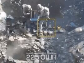 【画像】ウクライナ兵「露助が地下室に籠もっているのに、手元には蜂の巣2つしかねぇ…(ポイッ」